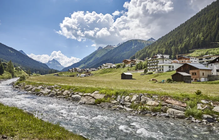 steiniger Fluss fließt durch Berglandschaft