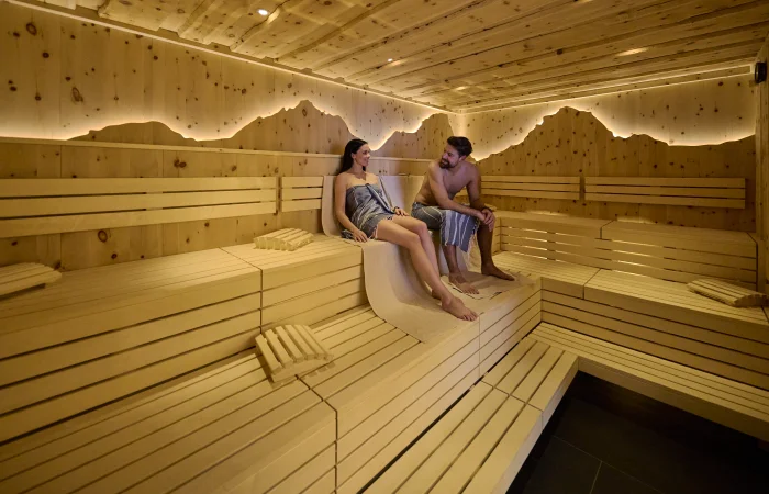 Paar entspannt in der Sauna