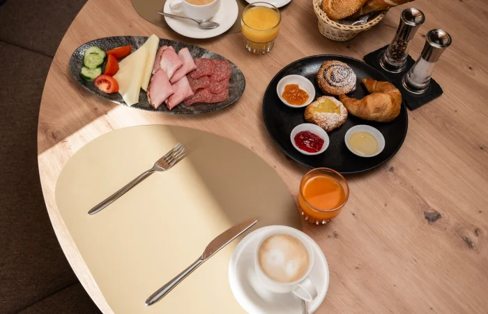 Frühstücksraum im Hotel mit regionalem Frühstücksbuffet, Kaffee und frischem Gebäck