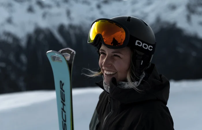 lächelnde Frau mit Ski