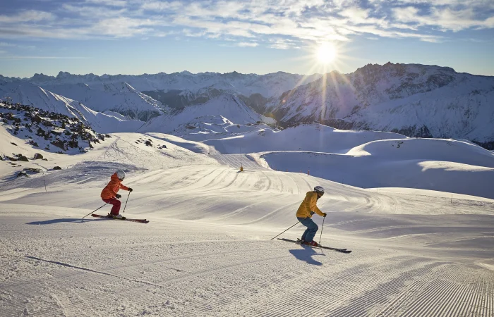 zwei Skifahrer auf der Piste