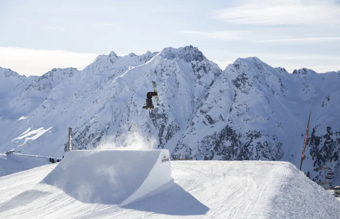 Skifahrer auf der Rampe