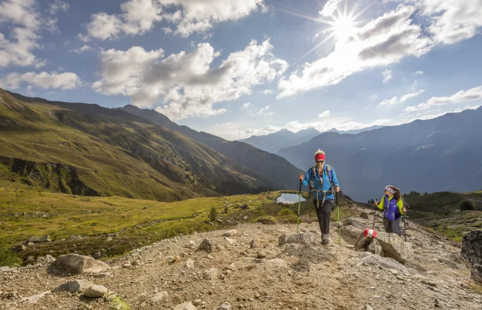 Wandergruppe genießt Sommerwanderung in den Bergen mit Panoramablick