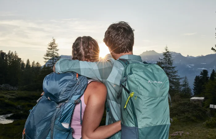 Pärchen am Berg vor dem Sonnenuntergang