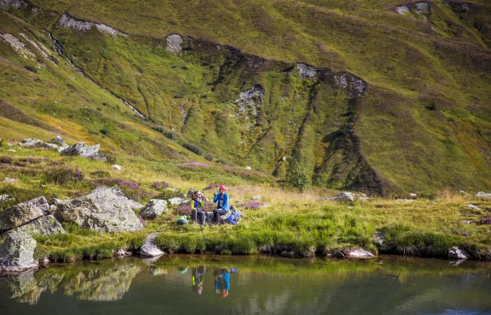Wanderer genießen eine Pause mit Aussicht auf die Berglandschaft