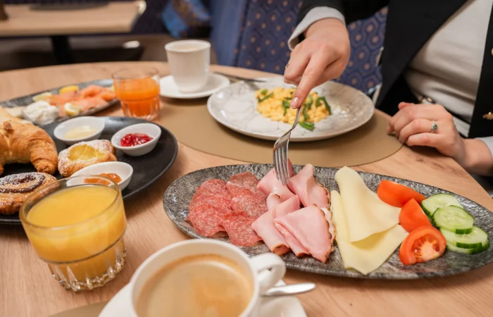 Frühstück am Tisch