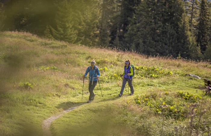 Frauen die durch die Berglandschaft wandern