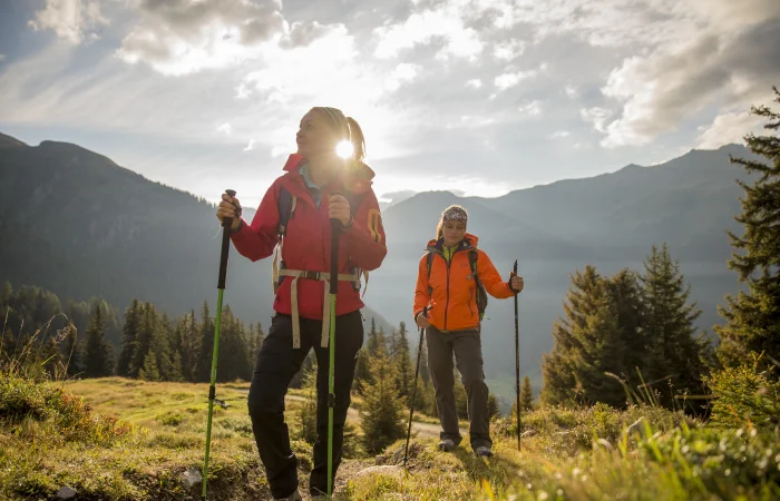 Wandergruppe genießt Sommerwanderung in den Bergen